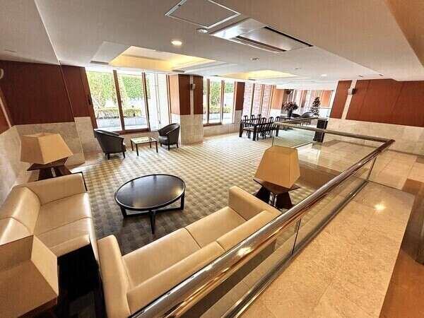 広々とした落ち着いた雰囲気のロビー。ソファが設けられているので、ゲストとの待ち合わせに利用できます。