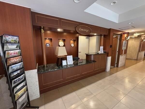 コンシェルジュサービスでは、ゲストの受付や生活に関する各種手配など、きめ細かな対応が行われています。