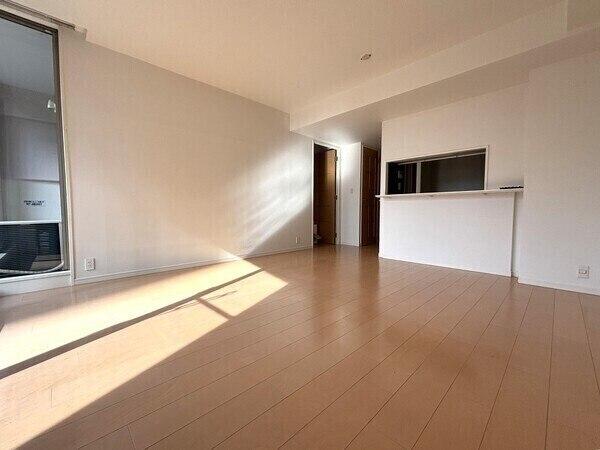 LDKには、便利な納戸が備わっています。約7帖の洋室が隣接し、生活動線に配慮された間取り設計です。