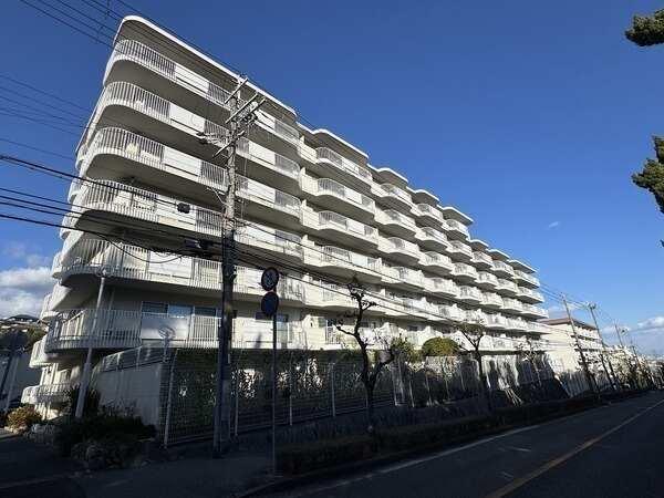 RC造の地上8階建マンション。阪急今津線「逆瀬川」駅バス7分、「逆瀬台１丁目」バス停徒歩3分です。