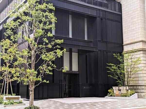 洗練されたデザインが魅力のエントランス。神戸元町商店街が徒歩圏内で、日々のお買物に便利です。