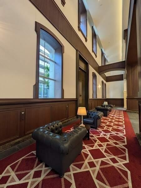 ロビーにはテーブルセットが配され、ちょっとした来客応対やタクシーの迎車待ちなどにお使いいただけます。