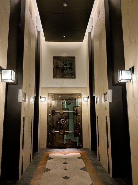 エレベーターホール。地震被害の軽減に配慮したデュアル・フレーム・システムが採用されたマンションです。