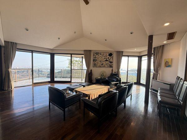 リビングからは西宮市内が望めます！※家具・備品等は価格に含まれません。