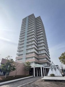 神戸電鉄公園都市線「フラワータウン」駅徒歩6分。通勤・通学やお出かけなどに便利な立地です。