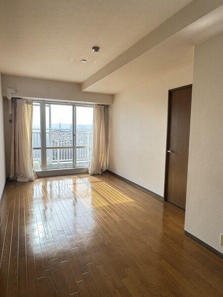 陽当り・通風・眺望良好なL字型バルコニーに面する約10.2帖のLD。心地よい空間で過ごせます。