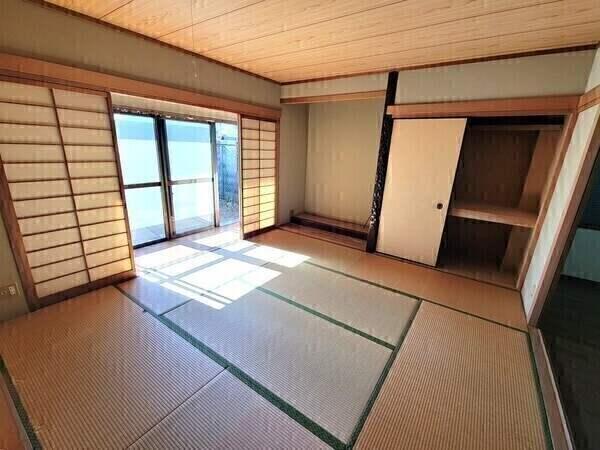 1階の和室は約8帖、南向きで陽当り良好。広縁も有り、お庭を眺めながらのんびりと過ごせます。