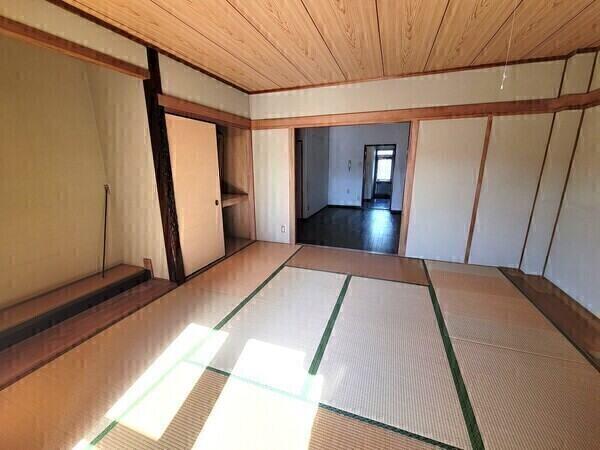 和室2室は収納力のある押入れ付き。床の間も有り、掛け軸や生け花を飾って四季の風情を楽しめます。