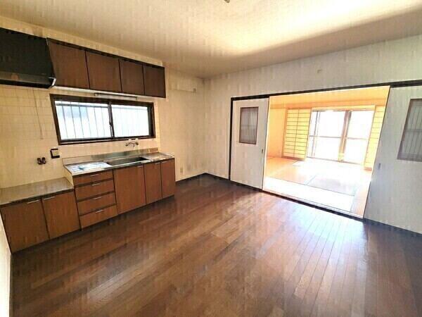 LDKは約10.3帖。東・西2面に窓が有り、和室の引き戸を開放すると南側からの採光も得られます。