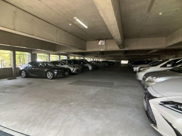 屋内駐車場（2026年2月撮影、2026年2月16日現在空無し）