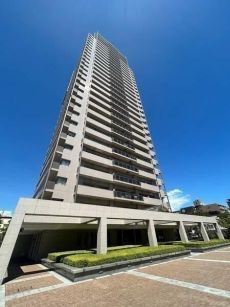 阪神本線「西宮」駅徒歩4分、JR東海道本線「西宮」駅徒歩7分。通勤・通学や日々の移動に便利な立地。