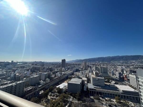 目の前に視界を遮る建物がなく、市街地が望めます。昼と夜で違った雰囲気の景色が楽しめそうです。