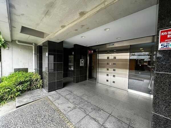 エントランスは防犯面に配慮されたオートロック付き。長谷工コミュニティによる日勤管理体制です。