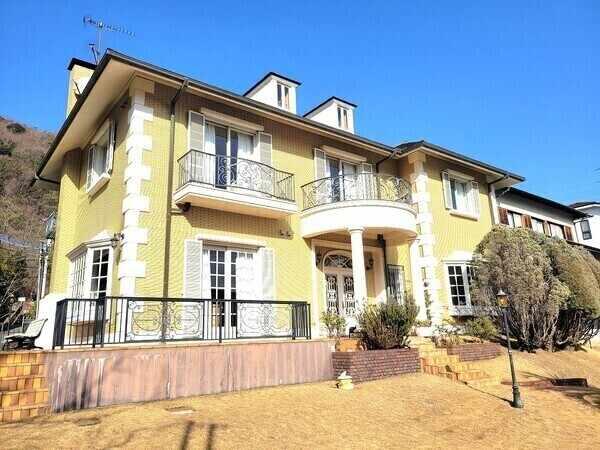 鉄筋コンクリート造、2階建住宅です。第一種低層住居専用地域内、高台の閑静な住宅街に位置しています。