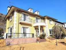 鉄筋コンクリート造、2階建住宅です。第一種低層住居専用地域内、高台の閑静な住宅街に位置しています。