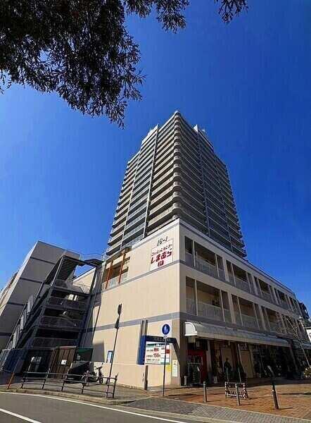 JR東海道本線・福知山線・東西線「尼崎」駅まで徒歩5分の好立地。地上19階地下2階建マンション。