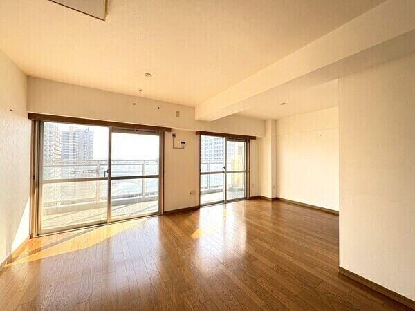 南向きバルコニーに面した、約12.7帖のLD。開口部が広く確保され、陽当り・通風・眺望良好です。