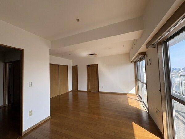 LDから洋室2部屋へ出入り可能な、生活動線に優れた間取りです。LD内にも収納が備わっています。