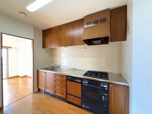 キッチンは生活感が出にくい独立性の高い配置。収納豊富な仕様です。家事の時短が叶う食器洗乾燥機付き。