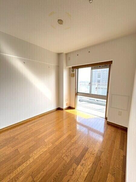 南向きバルコニーに面した約4.7帖の洋室。書斎や在宅ワークスペースなどとして使い勝手の良い広さです。