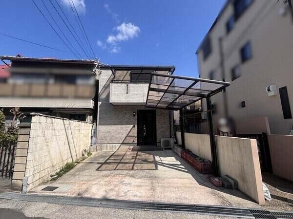 敷地約32.57坪(107.69平米)。2台分の駐車スペースが備わる2階建住宅です(車種による)。