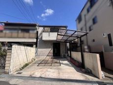 敷地約32.57坪(107.69平米)。2台分の駐車スペースが備わる2階建住宅です(車種による)。