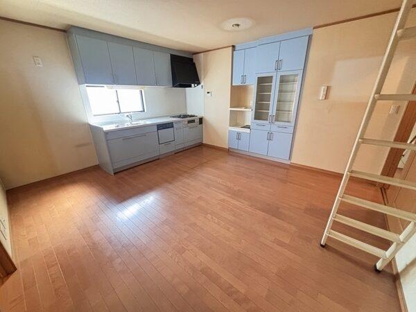 2階・約11帖のLDK。キッチン横に収納力のある壁面棚が備わっています。納戸へアクセス可能です。