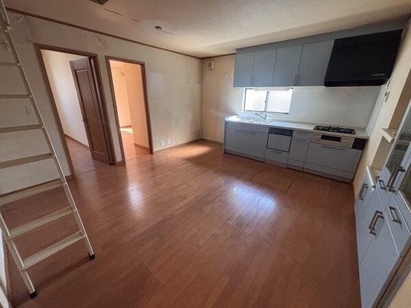 2階はLDKから洋室2部屋へつながる設計で、生活動線良好。ご家族を身近に感じられる間取りです。