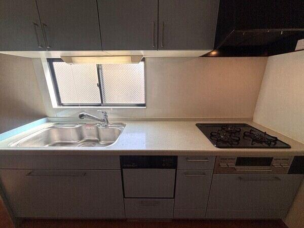 上下に収納が備わる壁付けキッチン。食器洗乾燥機や3口コンロ搭載で、快適に家事が行えます。換気窓有。