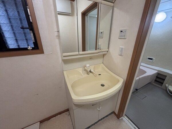 洗面所は玄関から近く、帰宅後の手洗い動線がスムーズ。3面鏡付きの洗面化粧台が設けられています。