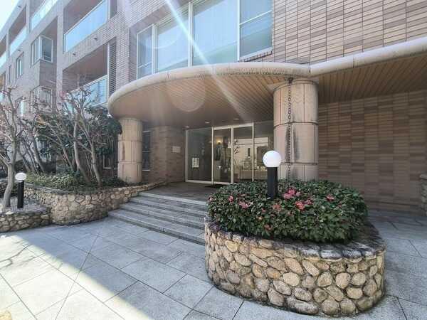 芦屋市翠ケ丘町に立地、周辺は閑静な住宅街です。総戸数は21戸。落ち着いた暮らしが叶います。