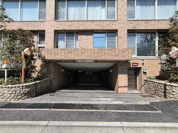 駐車場出入り口の様子です。大切なお車を盗難や紫外線から守る屋内型。現況空き有(月額5000円)。