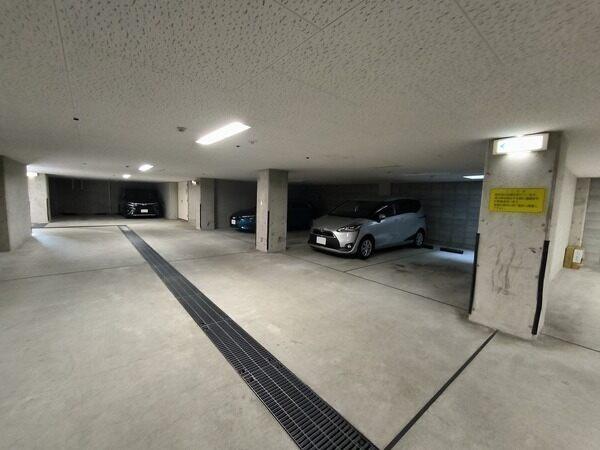 地下駐車場ながら高さ制限は約2.1ｍまでと、比較的大きな車も駐車可能です。詳細はお尋ねください。