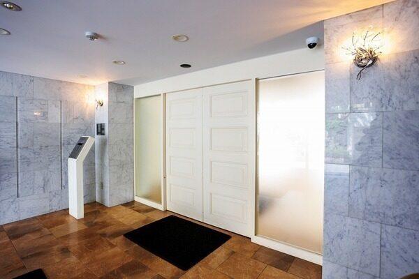 オートロックが採用されており、防犯面に配慮されています。管理会社により日勤管理されています。