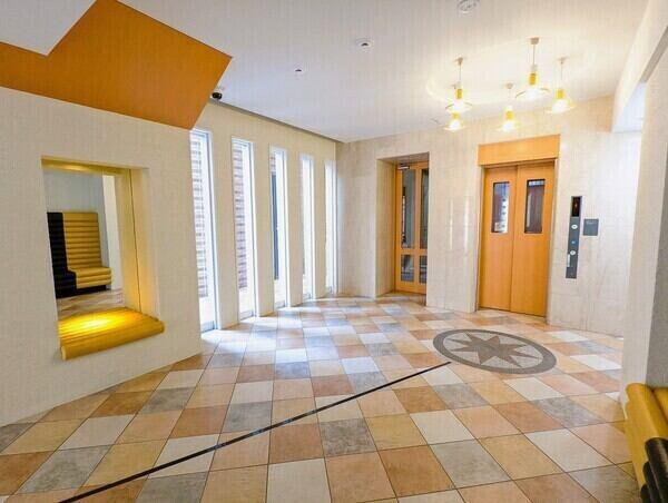 陽光が差し込む、開放的なロビー。ダブルオートロック、モニタ付きインターホンが備わっています。