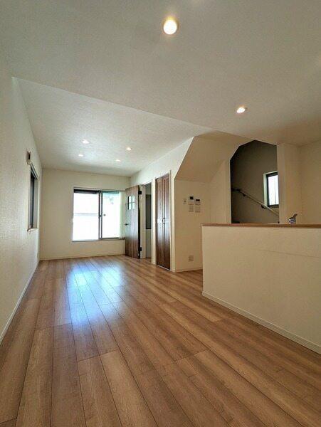 約14.2帖のLDKは、暖かな陽光と開放感を感じる空間です。リビング階段が採用されています。