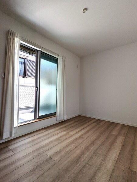 約5.9帖洋室は、2面採光設計の明るいお部屋。各洋室がバルコニーに面し、心地よい風が吹き抜けます。