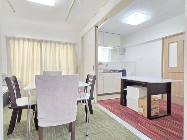 キッチンと接する洋室　2012年室内リフォーム実施し、セカンドハウスとして使用