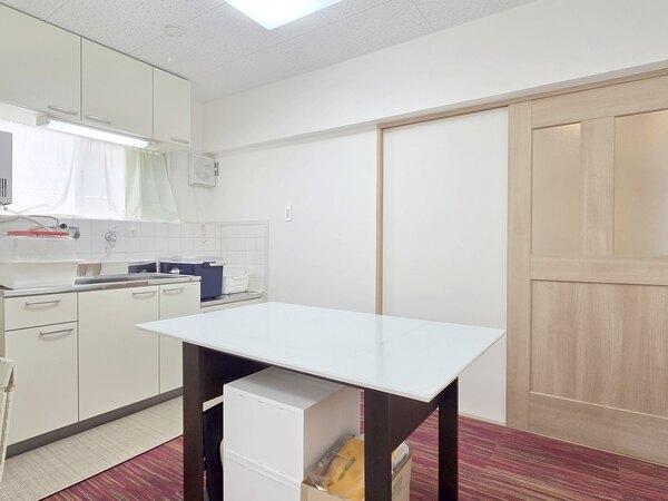 明るいキッチン　2012年7月リフォーム実施し、ドア建具を引き戸に交換しています