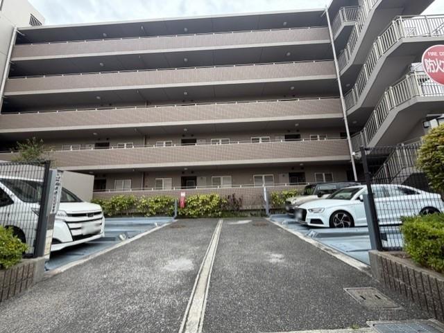 駐車場(共用設備)  写真撮影日：2026-04-10