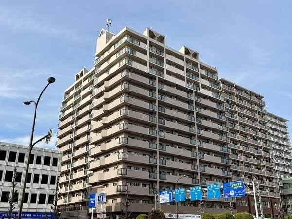 阪神本線「神戸三宮」駅まで徒歩6分など3沿線2駅利用可能な立地。総戸数120戸のマンションです。