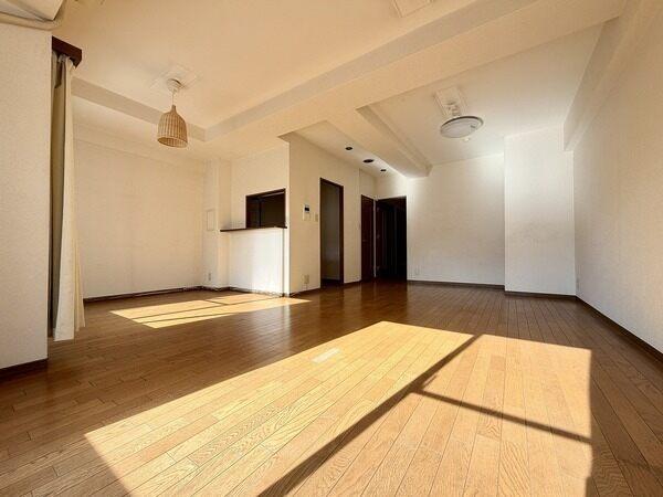 独立性の高いキッチンで生活感を抑えつつ、対面仕様により調理中も家族との会話がしやすい仕様です。