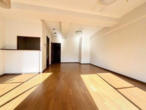 LDKは約18.2帖、家具を置いてもゆとりのある広さです。入口付近にトイレが設けられています。