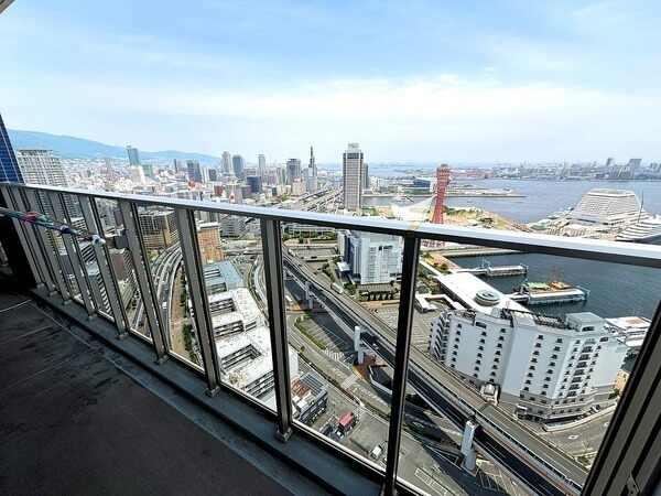 視線を遮らない透明な手摺壁採用のため、室内と屋外がひと続きになるような、広がりを感じられる設計です。