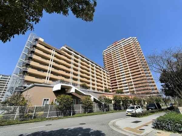 阪神バス「浜風大橋南」停徒歩1分、阪神本線「芦屋」駅までバス11分。地上25階建ての3階部分です。