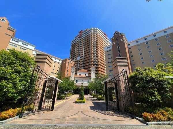 エントランスに続くアプローチには植栽が施され、緑に癒されます。ペットと暮らせます(規約制限有)。