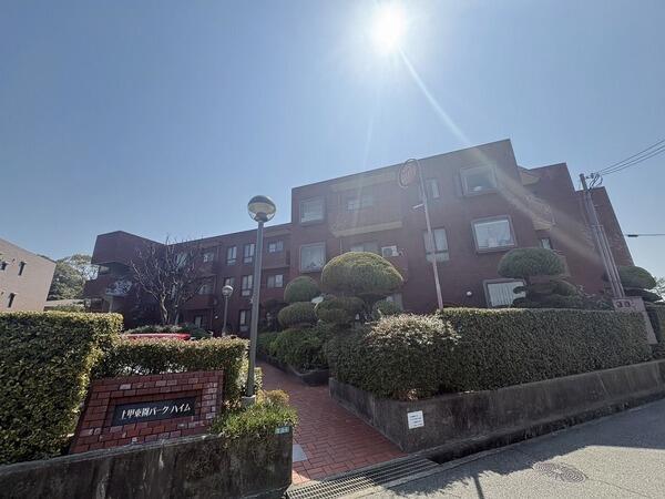 総戸数15戸、地上3階建マンションの1階部分に位置します。阪急今津線「甲東園」駅徒歩9分の立地です。