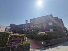 総戸数15戸、地上3階建マンションの1階部分に位置します。阪急今津線「甲東園」駅徒歩9分の立地です。