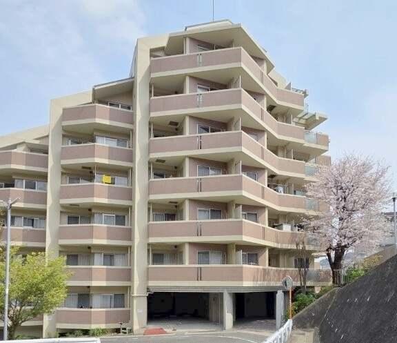 総戸数38戸、7階建マンションの5階部分です。陽当たり・風通し良好。屋内平面分譲車庫付き住戸です。