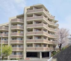 総戸数38戸、7階建マンションの5階部分です。陽当たり・風通し良好。屋内平面分譲車庫付き住戸です。